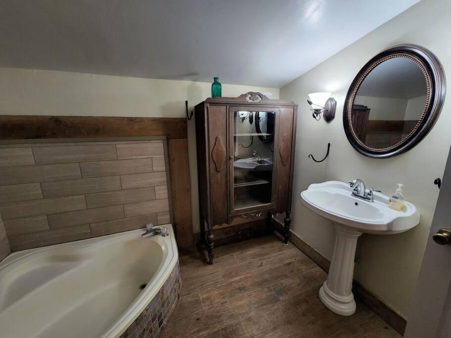 Spacious Family Farmhouse Pikeville Экстерьер фото